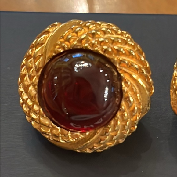 Vintage authentic Chanel red Gripoix glass cabochon gold plated clip on earrings - Picture 14 of 15
